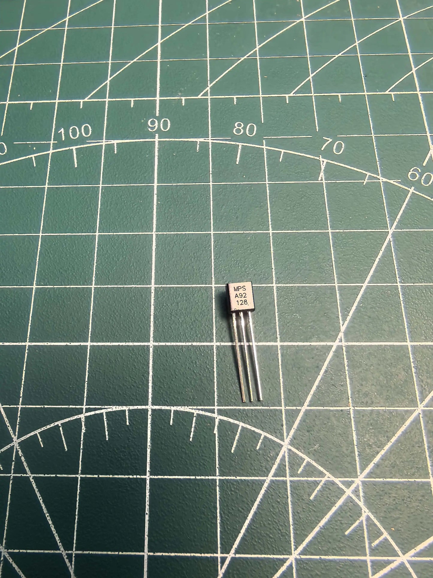 400PCS TO-92 Transistor Kit 20 Values NPN PNP 2N2222 2N3904 2N5551 2N7000 BC337 BC327 Assortment