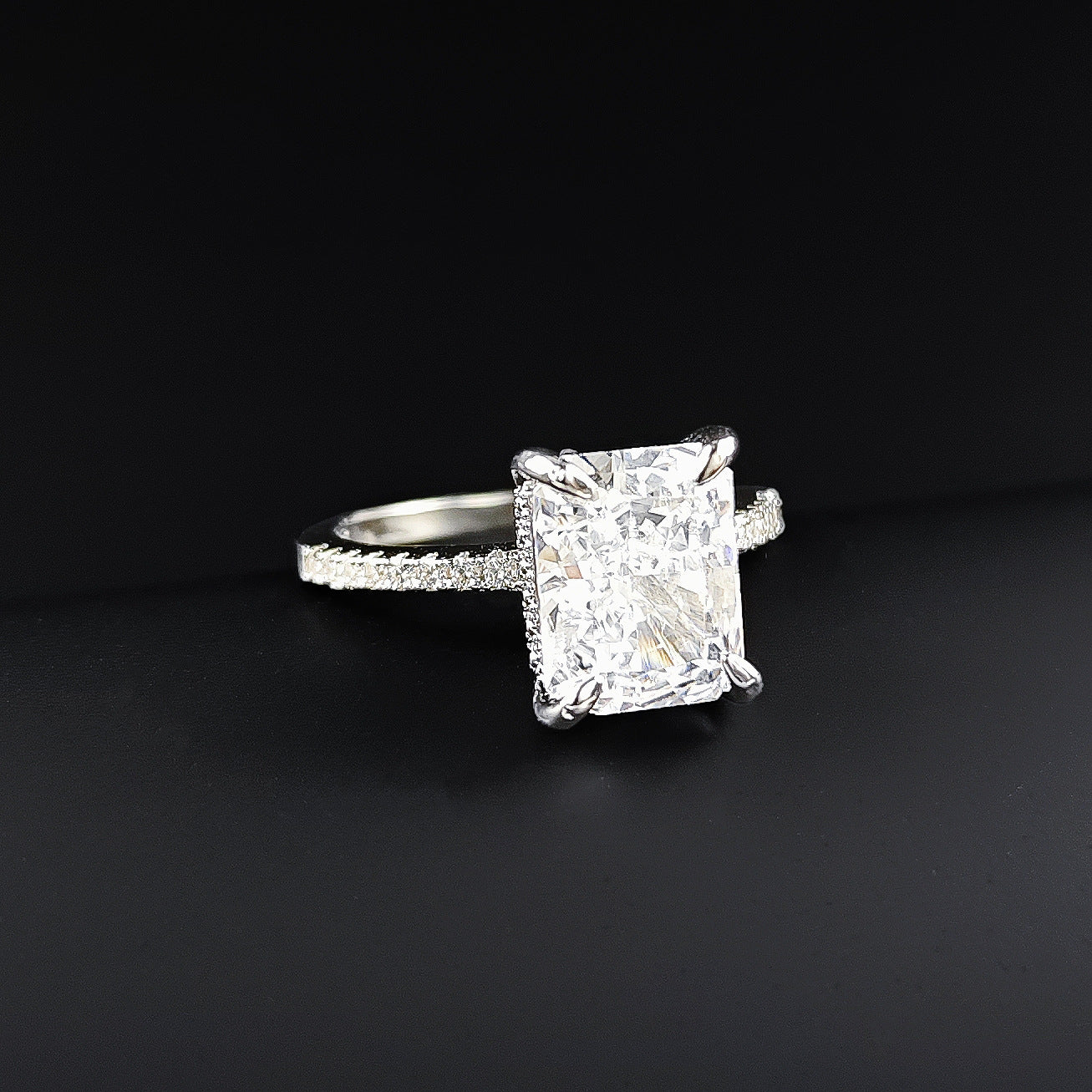 Amazon European and American Cross-border Ice Flower Cut Light Luxury Niche High-end Design Ring for Women Super Flash r7233