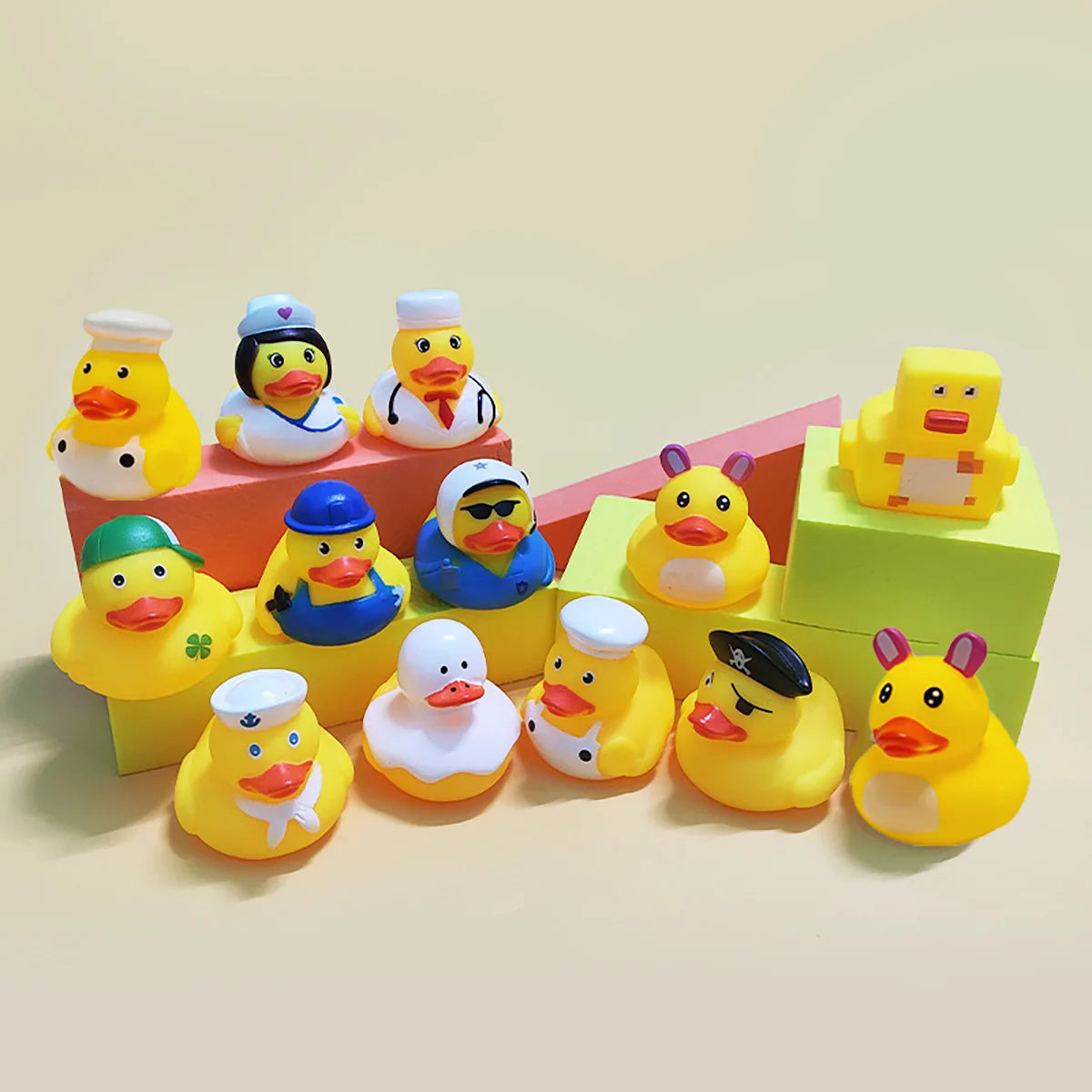 Summer children's swimming pool float toys, suitable for boys and girls' swimming pool parties. Mini rubber ducks, birthday
